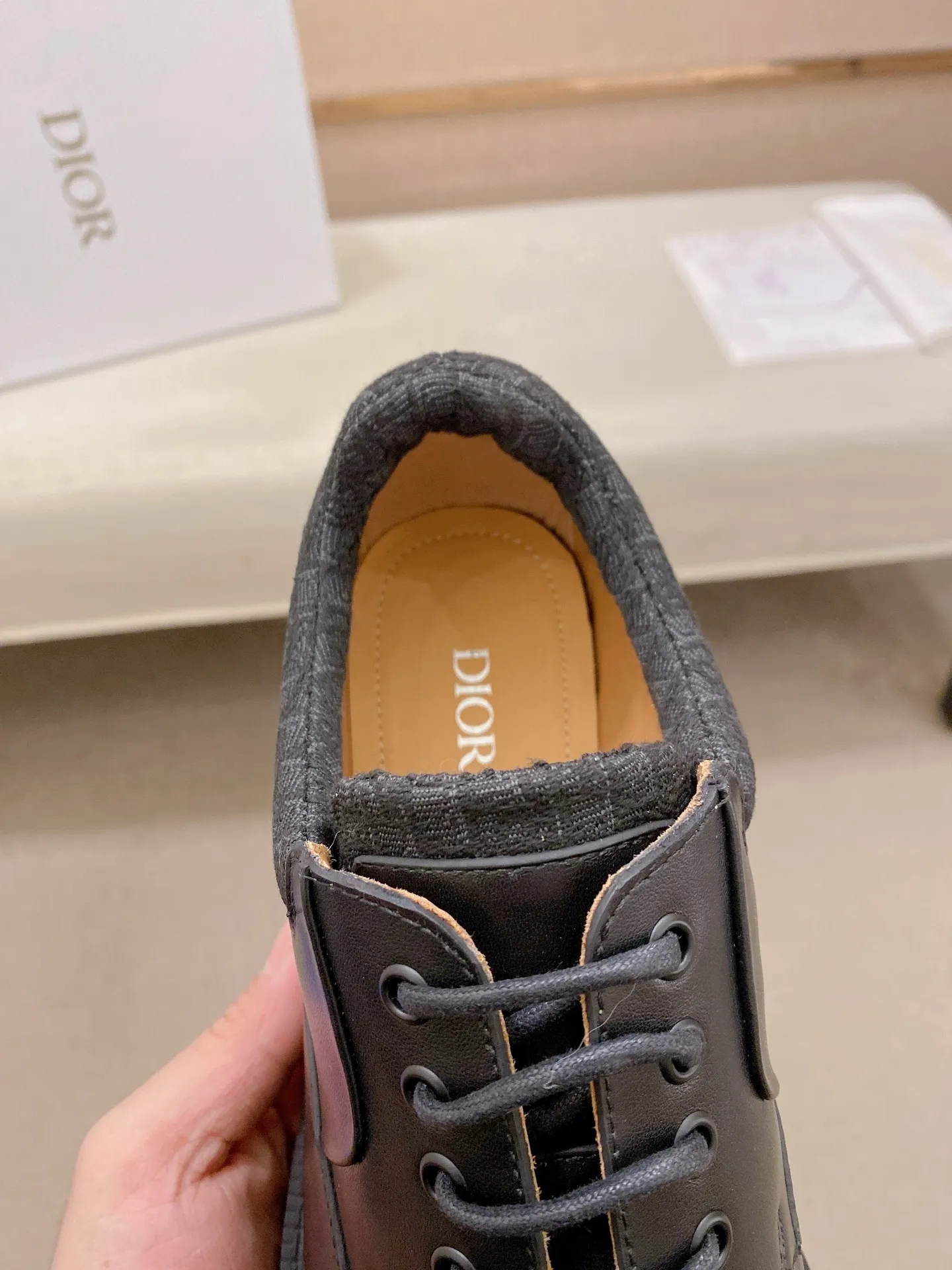 Factory price: 720💰Dior 25 latest men's old-money style leather shoes. They are definitely this year's big hit. They are very good-looking. Simple upper design. Presbyopia embellishment that is highly brand-recognizable. Full of details. The upper foot is grand and the legs are slim. This is just the right thing. Instantly heightens the height. A proper height-increasing tool. The upper is made of imported calfskin. The lining is mixed sheepskin. The original combination rubber outsole. Code number: 39-44. Customized45